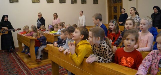 Msza święta – formacja liturgiczna dzieci.
