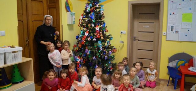 Strojenie choinki w grupie młodszej. Strojenie choinki w grupie młodszej.