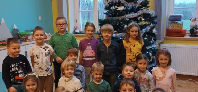 Ubieranie choinki w grupie starszej. Ubieranie choinki w grupie starszej.