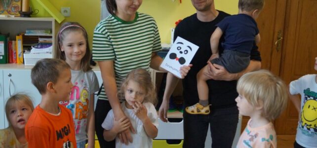 Zajęcia umuzykalniające z gośćmi. Zajęcia umuzykalniające z gośćmi.