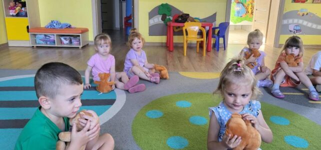 Dzieci uczą misie… Dzieci uczą misie…