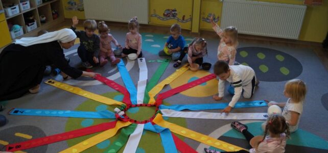 Jesienne liście- zabawy z „Wiatrakiem Matematycznym”. Jesienne liście- zabawy z „Wiatrakiem Matematycznym”.