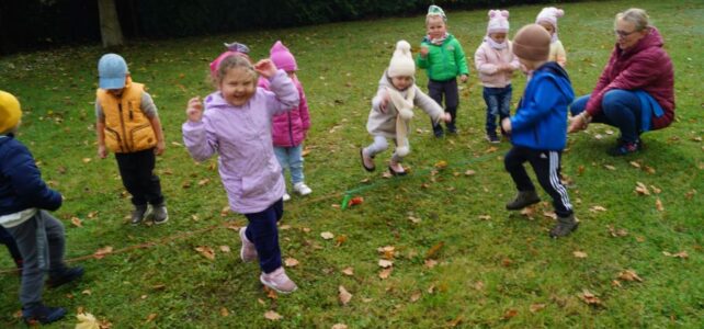 Zabawy outdoorowe w grupie młodszej. Zabawy outdoorowe w grupie młodszej.