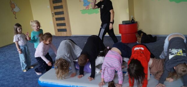 Zajęcia pokazowe z akrobatyki. Zajęcia pokazowe z akrobatyki.