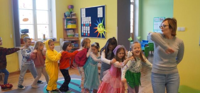 Dzień postaci z bajek w grupie starszej. Dzień postaci z bajek w grupie starszej.