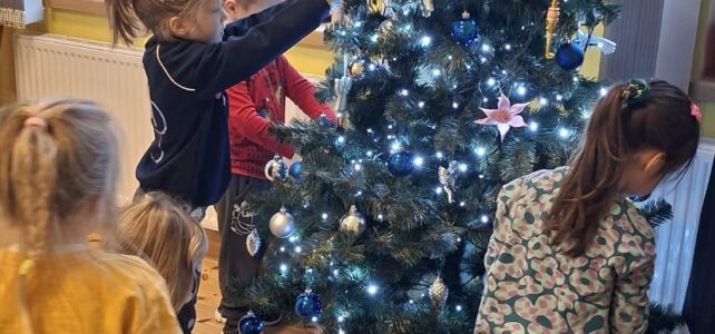 Choinka u starszaków. Choinka u starszaków.