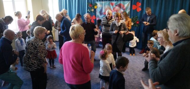 Dzień Babci i Dziadka w grupie młodszej. Dzień Babci i Dziadka w grupie młodszej.