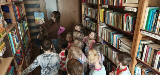 Wycieczka do biblioteki przedszkolnej.